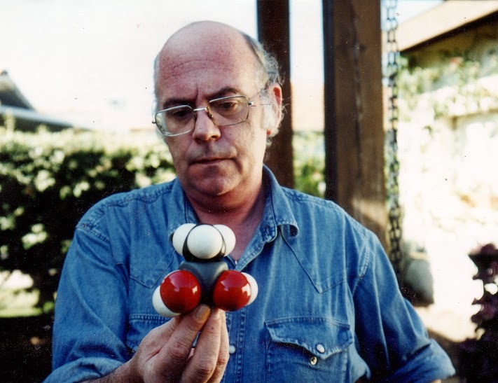 Loïc Le Ribault sosteniendo un modelo de la molécula de silicio orgánico, agosto 1995