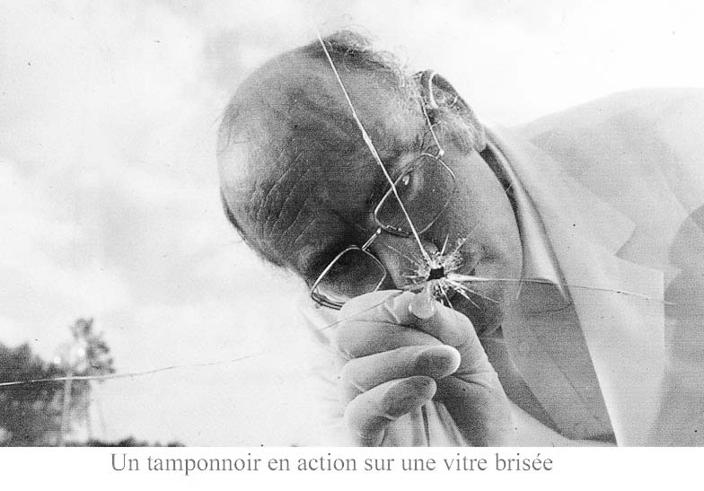 Loïc Le Ribault analizando un cristal roto con un tamponnoir, técnica forense