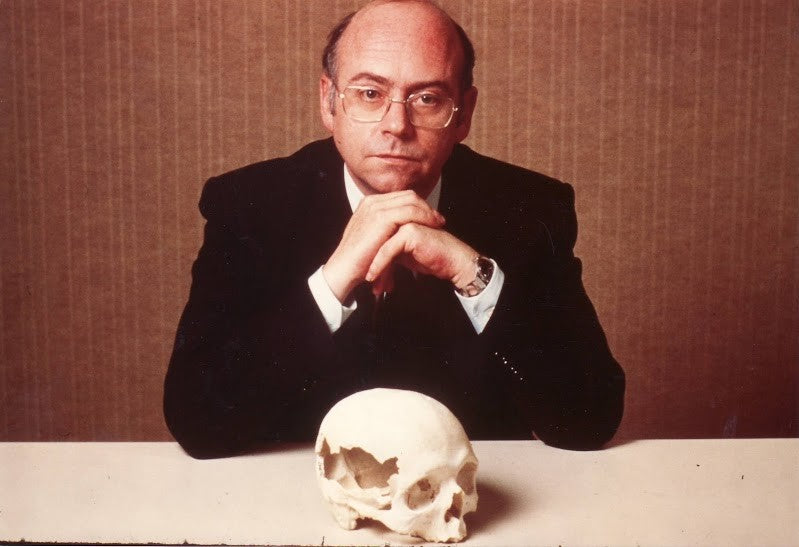 Dr. Loïc Le Ribault, perito forense, c. 1990