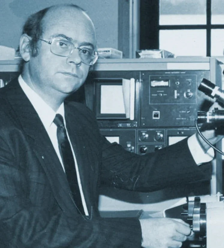 Loïc Le Ribault con microscopio electrónico de barrido, c. 1985